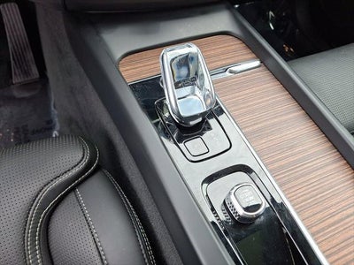 2023 Volvo XC60 Ultimate Bright Theme